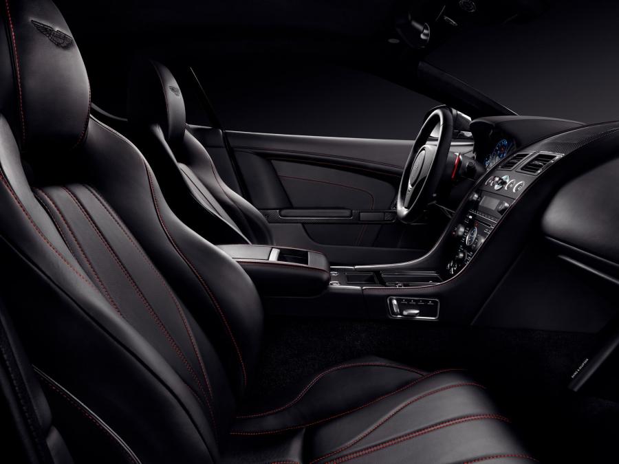 Интерьер Aston Martin DB9 Carbon Black 2014 года  (фото 2 из 4)